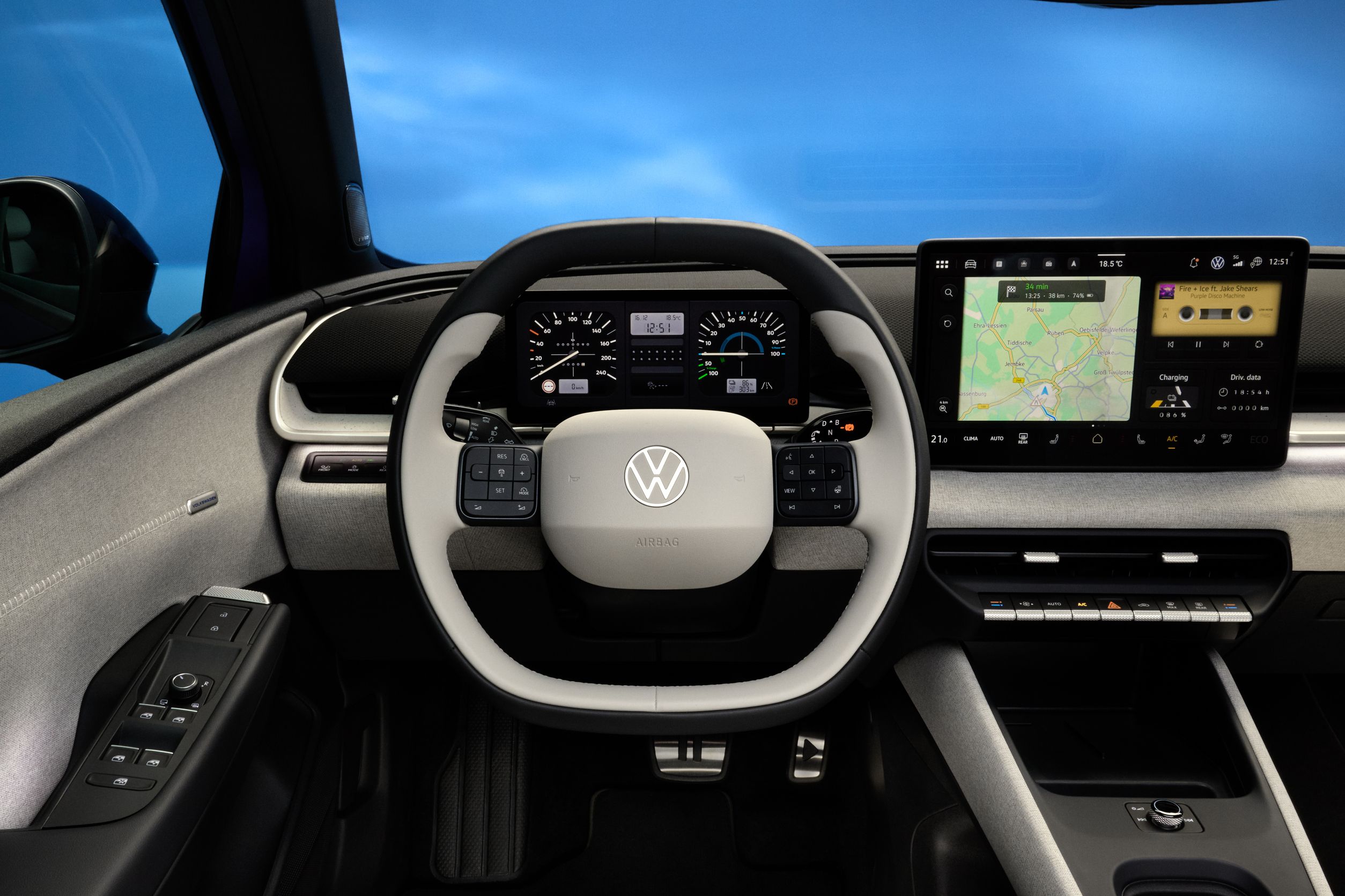 Innenraum des VW ID Polo mit 13-Zoll-Infotainmentdisplay und physischen Bedienelementen