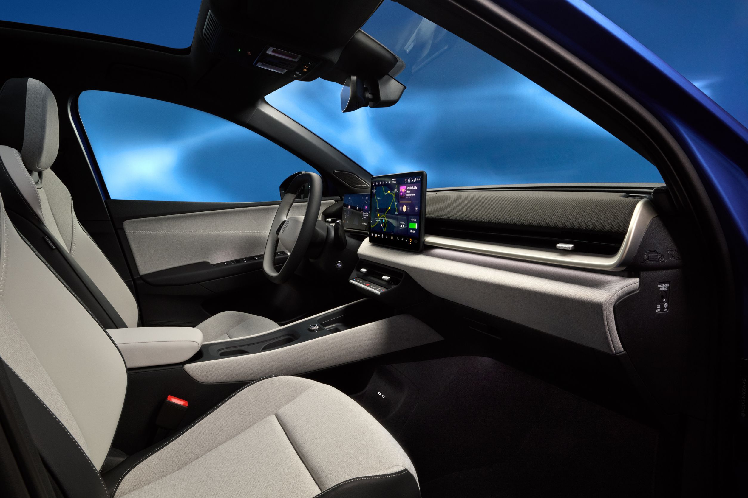 Innenraum des VW ID Polo mit 13-Zoll-Infotainmentdisplay und physischen Bedienelementen