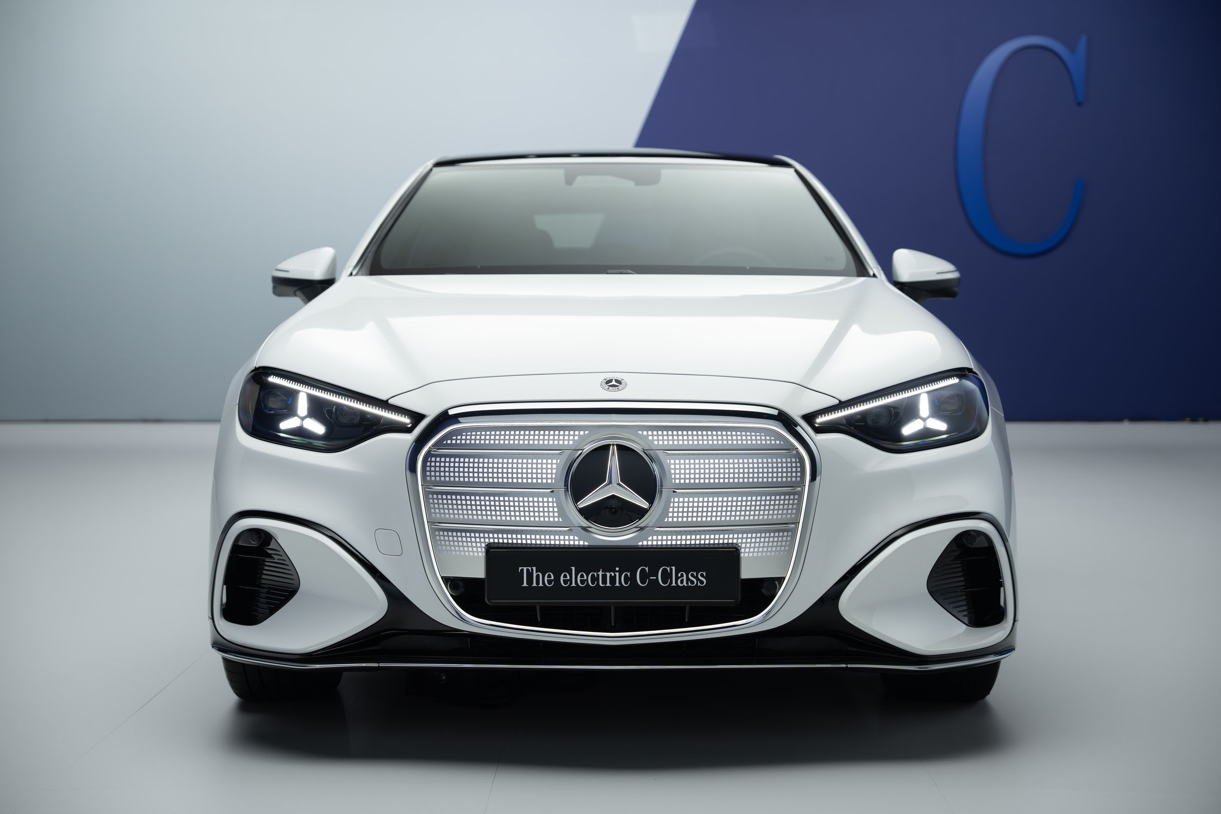 Elektrische Mercedes C-Klasse als Limousine mit beleuchteter Front