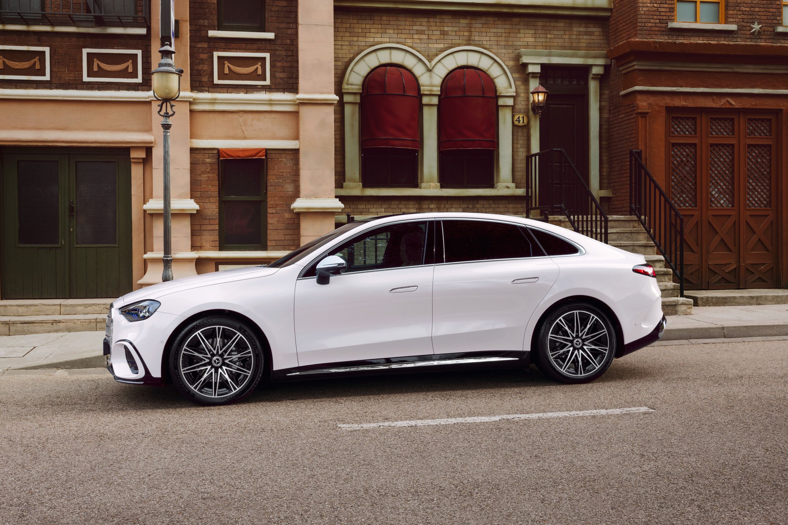 Elektrische Mercedes C-Klasse als Limousine mit beleuchteter Front