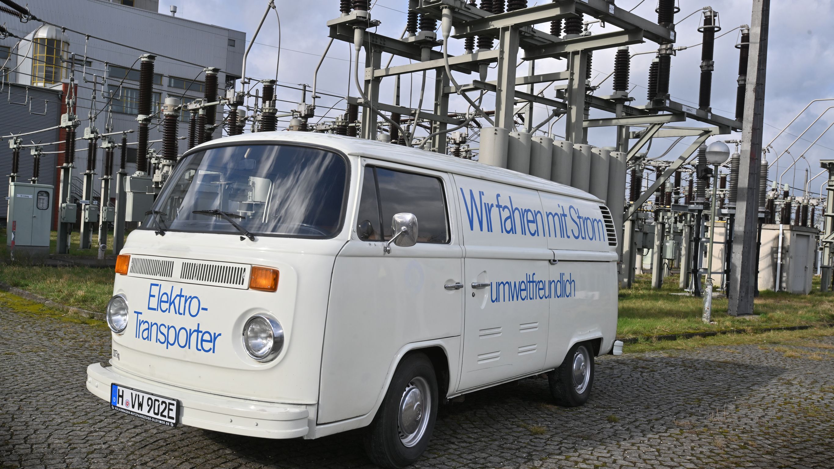 Elektrischer VW T2 von 1977 bei den Classic Days in Berlin