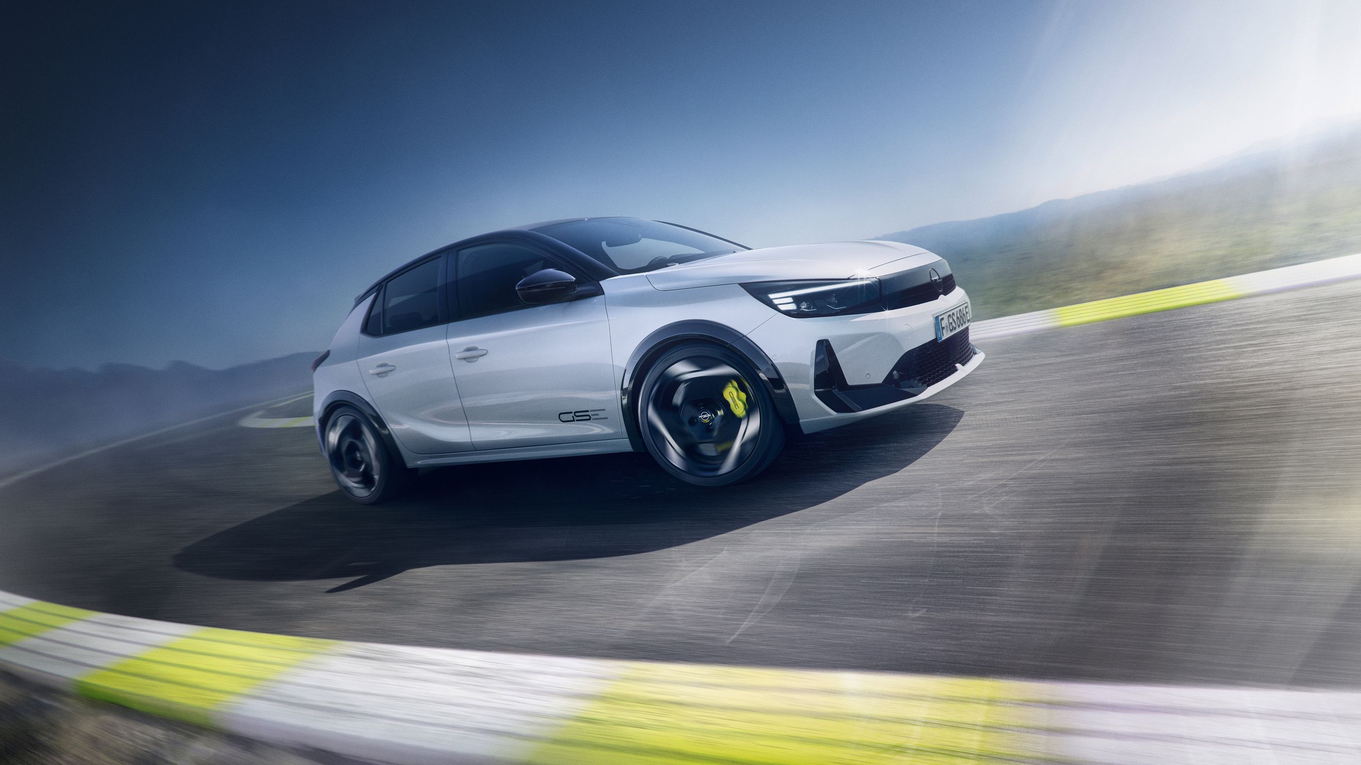 Opel Corsa GSE als elektrischer Sport-Kleinwagen mit schwarzem Dach