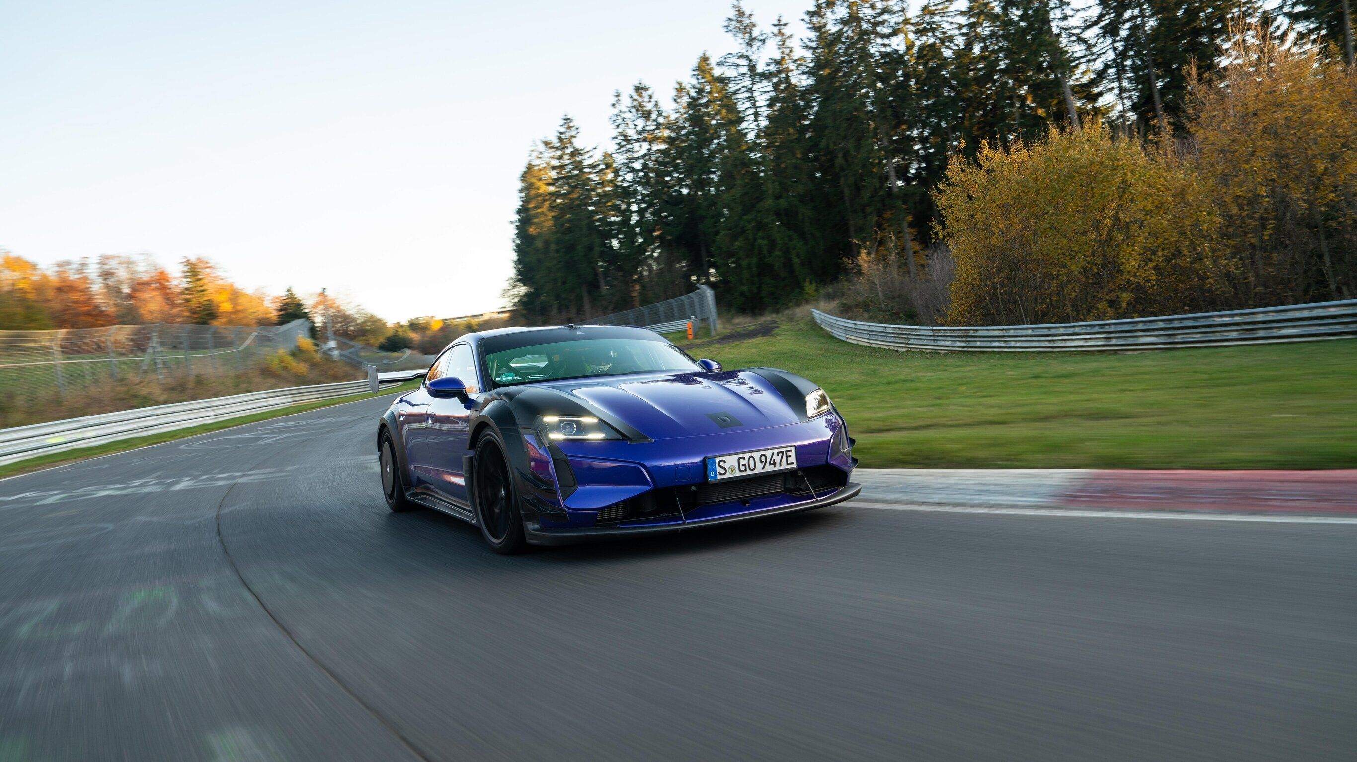Porsche Taycan Turbo GT mit Manthey-Kit auf einer Rennstrecke