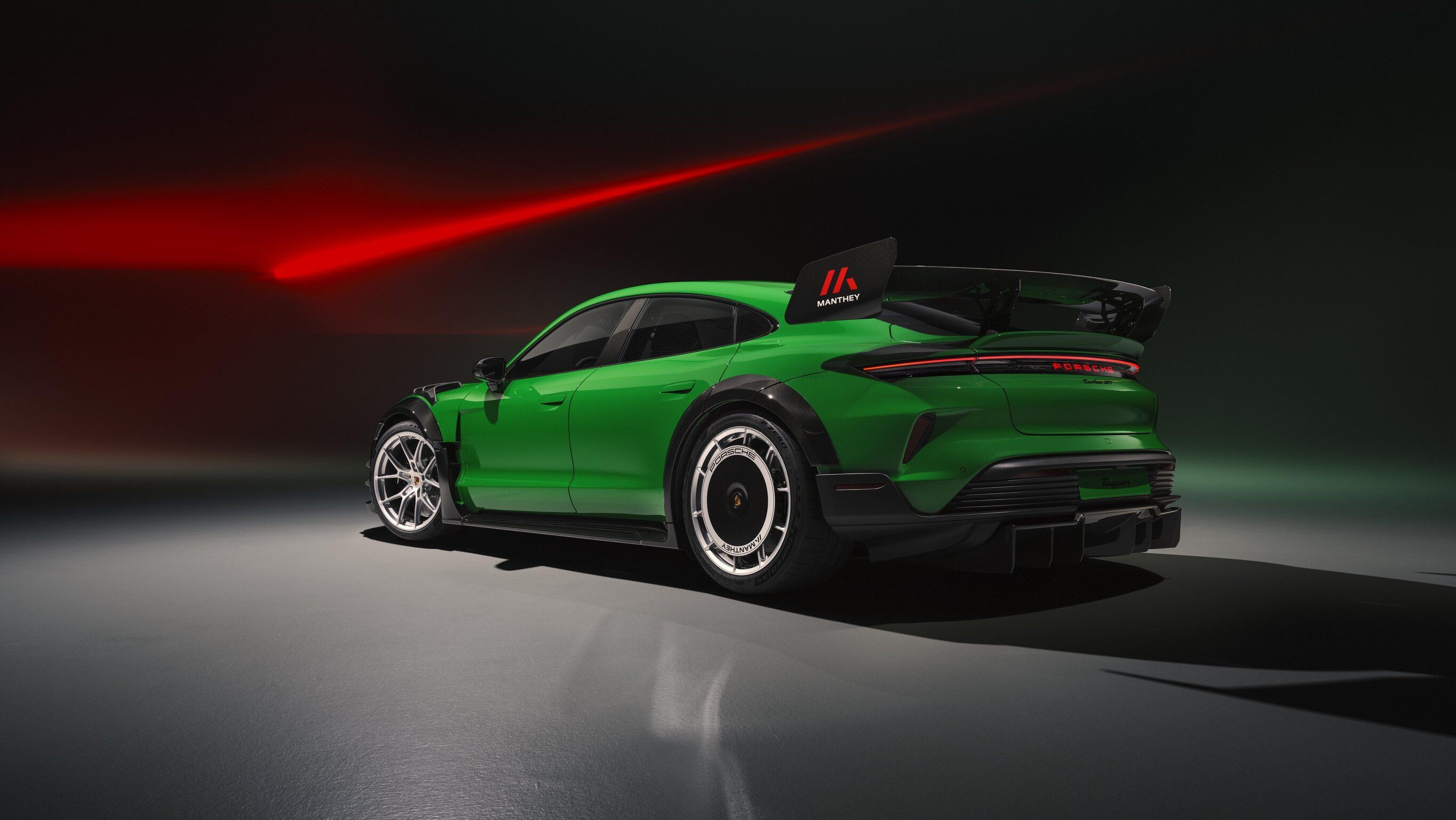 Porsche Taycan Turbo GT mit Manthey-Kit auf einer Rennstrecke