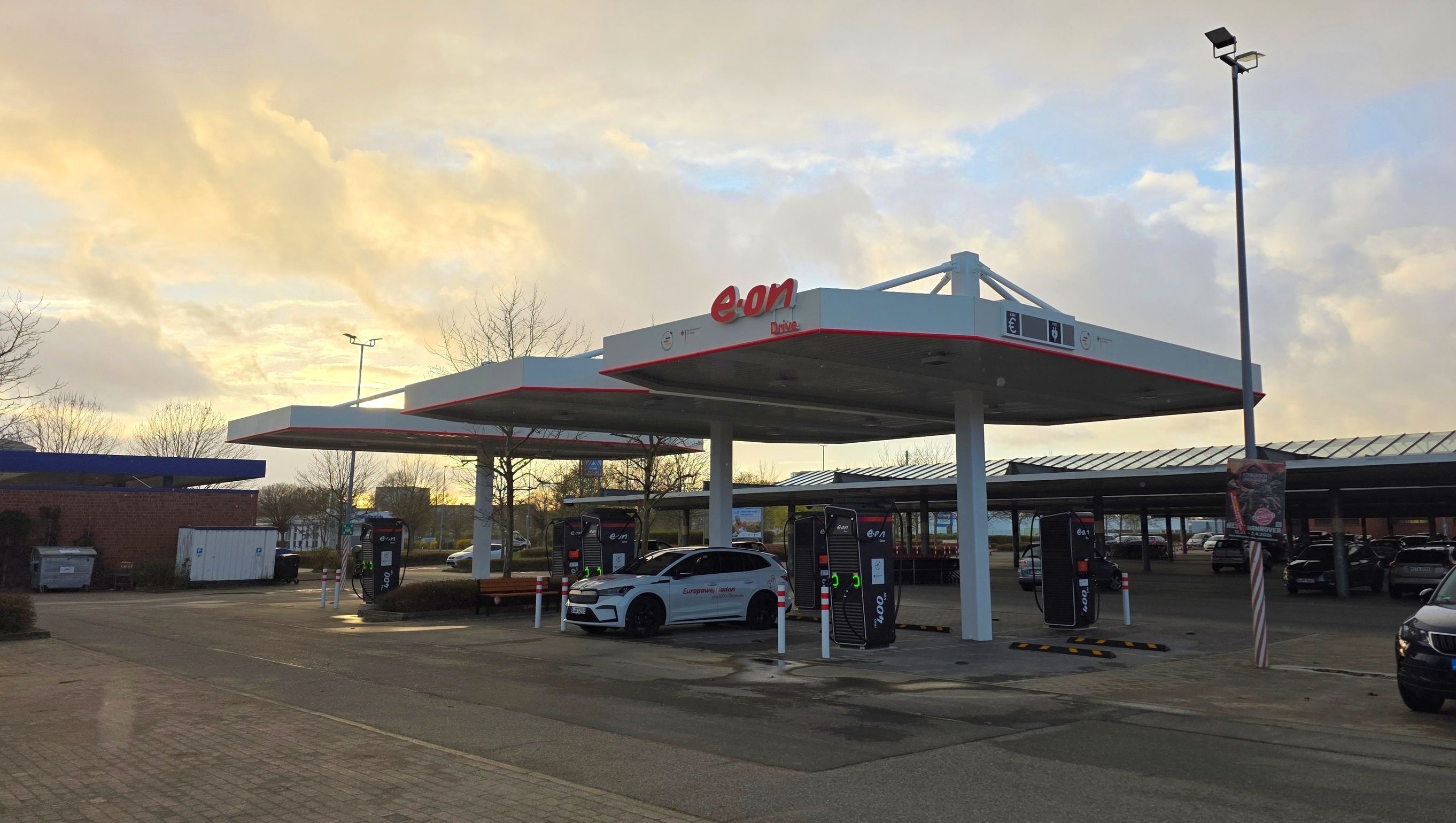 Eon-Schnellladepunkte an einem neuen Ladehub in Niedersachsen