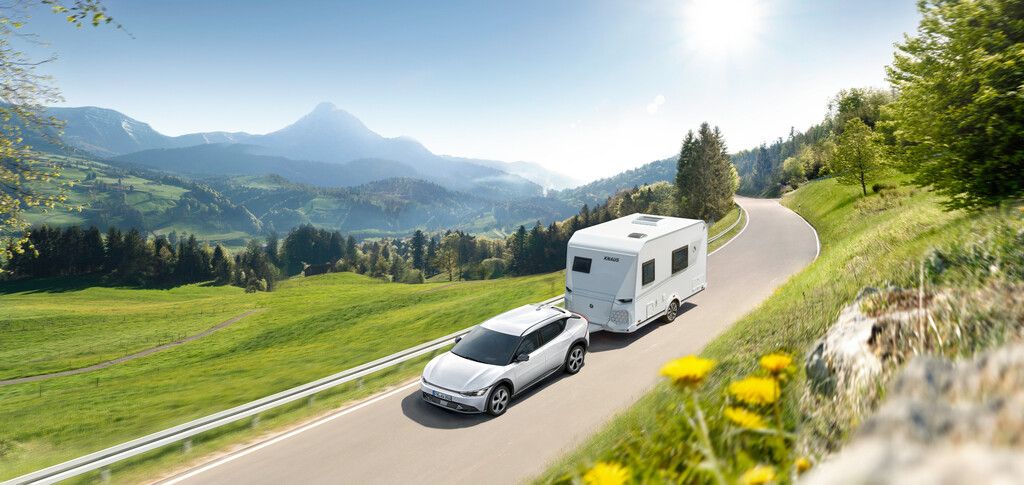 Elektroauto mit Wohnwagen als Gespann für elektrische Mobilität