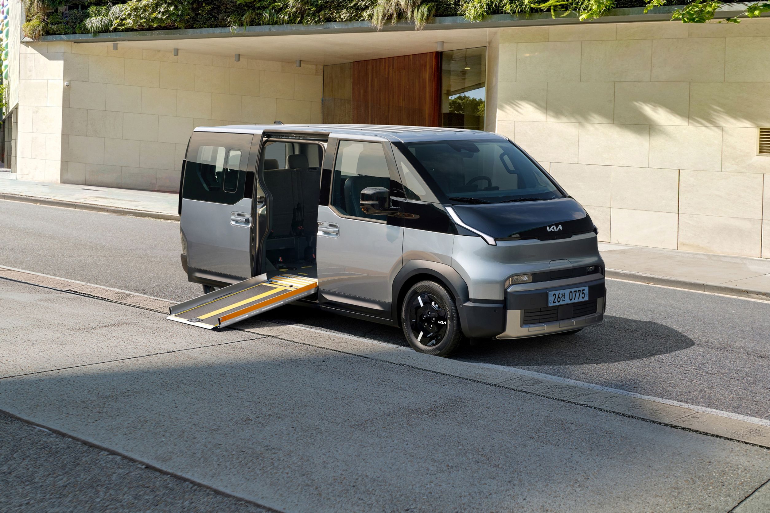 Kia PV5 WAV als rollstuhlgerechter Elektro-Kleinbus mit seitlicher Teleskoprampe