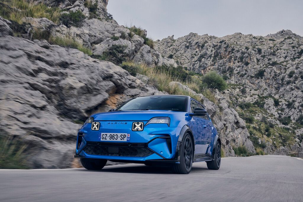 Alpine A290 GTS als elektrischer Hot Hatch mit sportlicher Front und markanter X-Signatur
