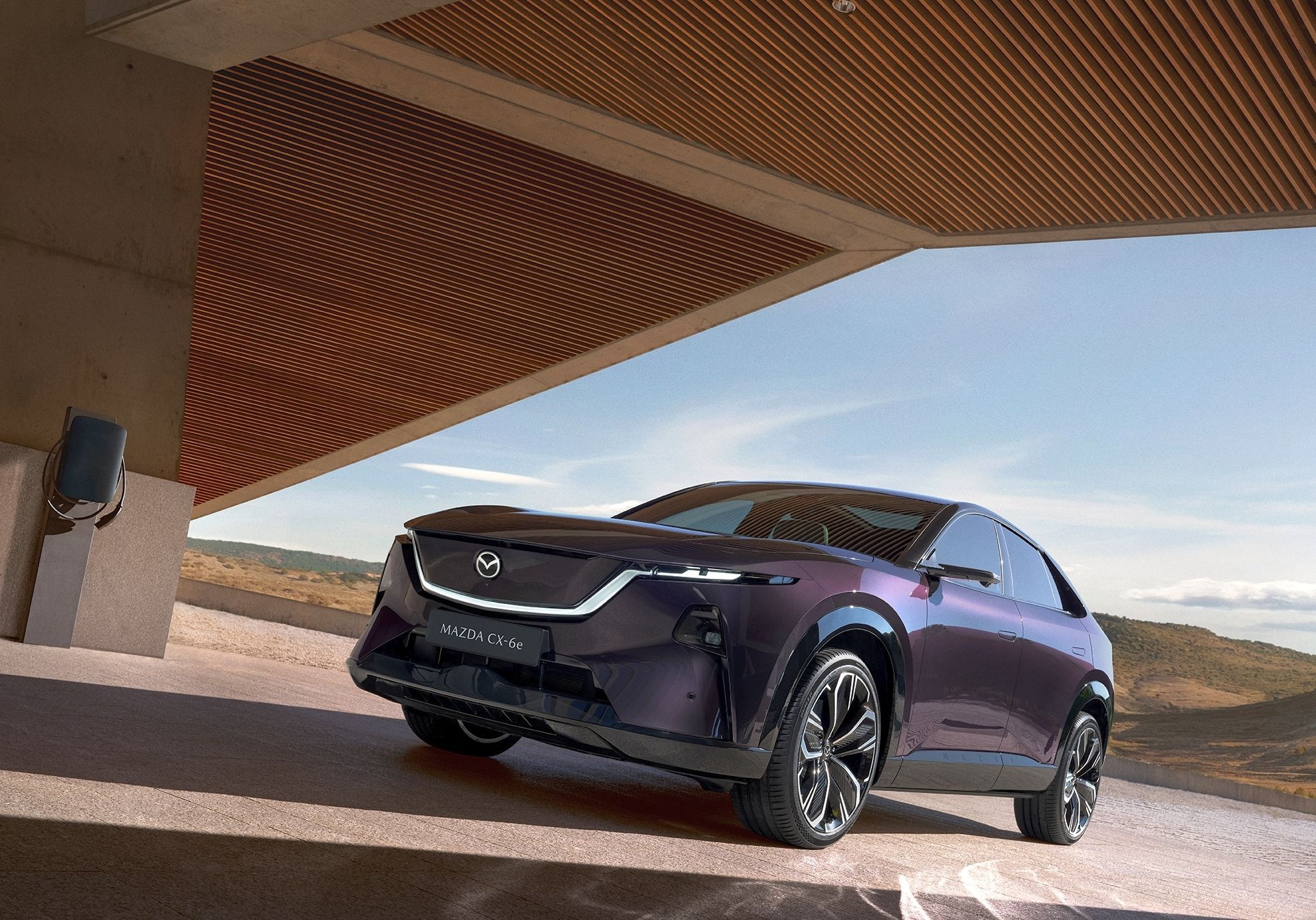Mazda CX-6e in der Außenfarbe Nightfall Violet