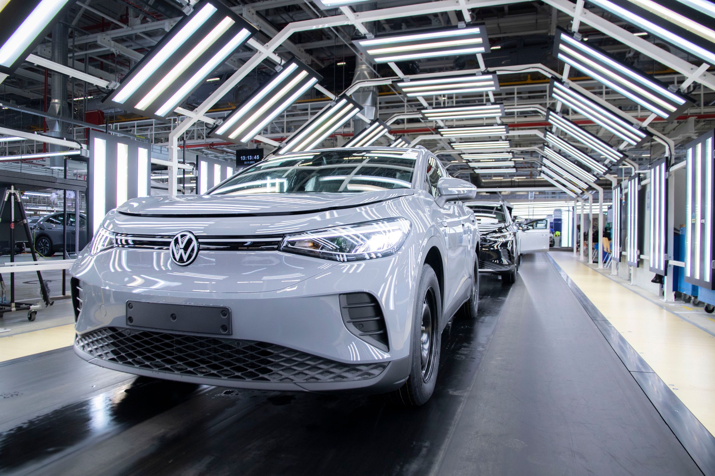 Elektroautos auf einem deutschen Automarkt im Mai 2026
