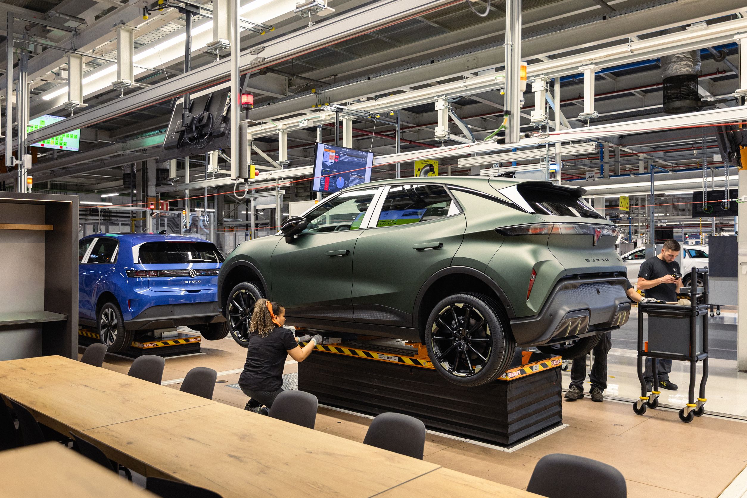 Cupra Raval und VW ID Polo bei der Produktion im Werk Martorell