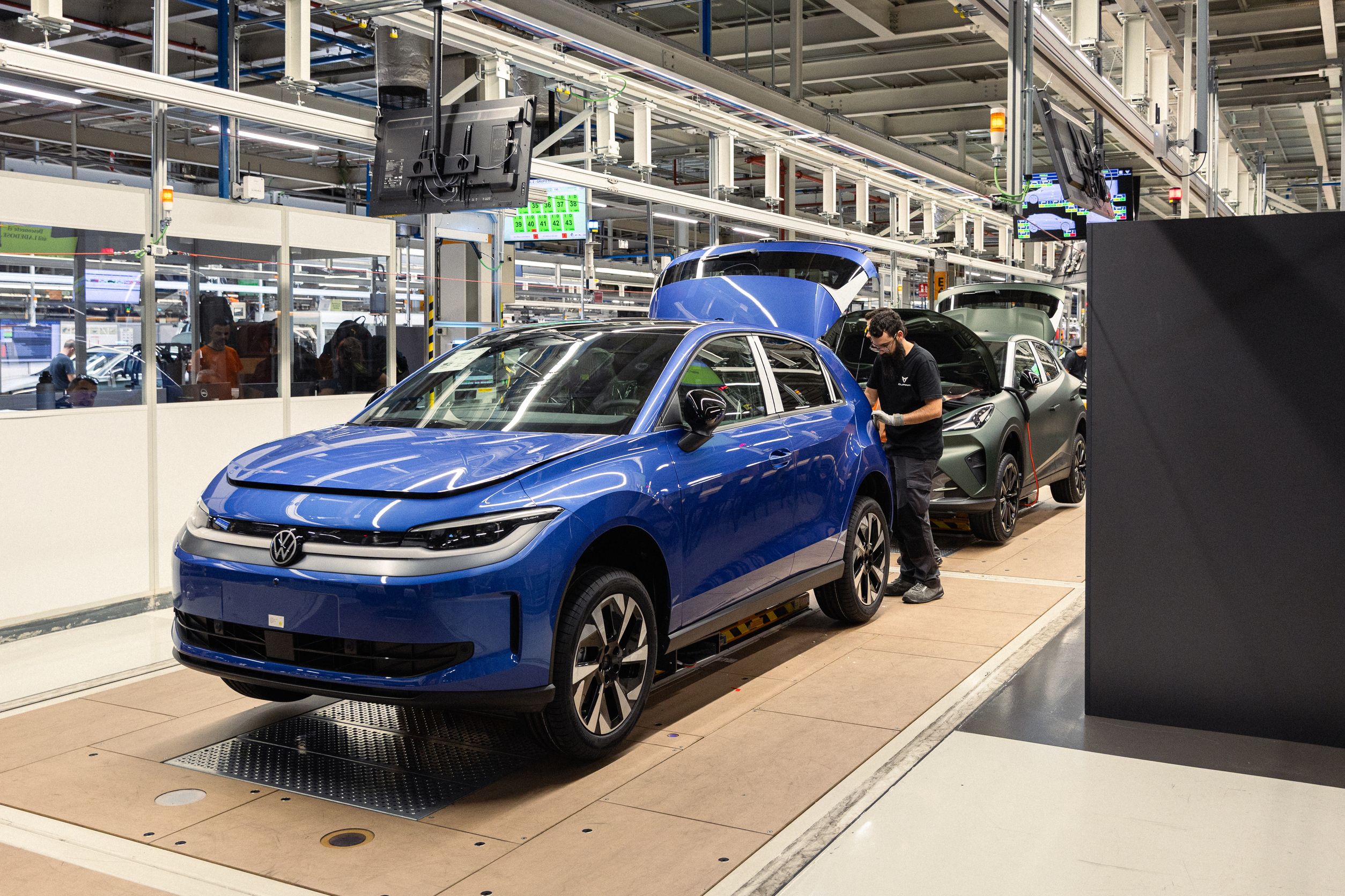 Cupra Raval und VW ID Polo bei der Produktion im Werk Martorell