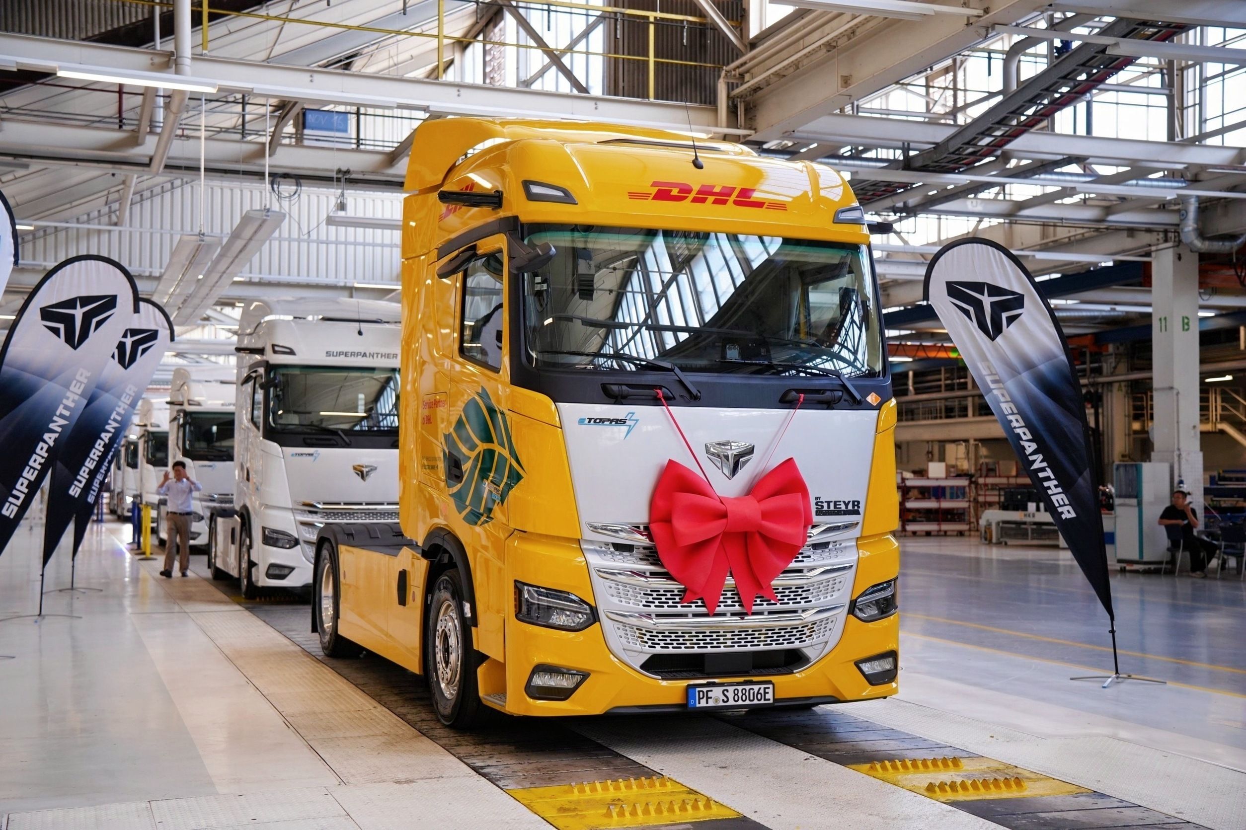 Superpanther e-Topas 600 an DHL Freight übergeben
