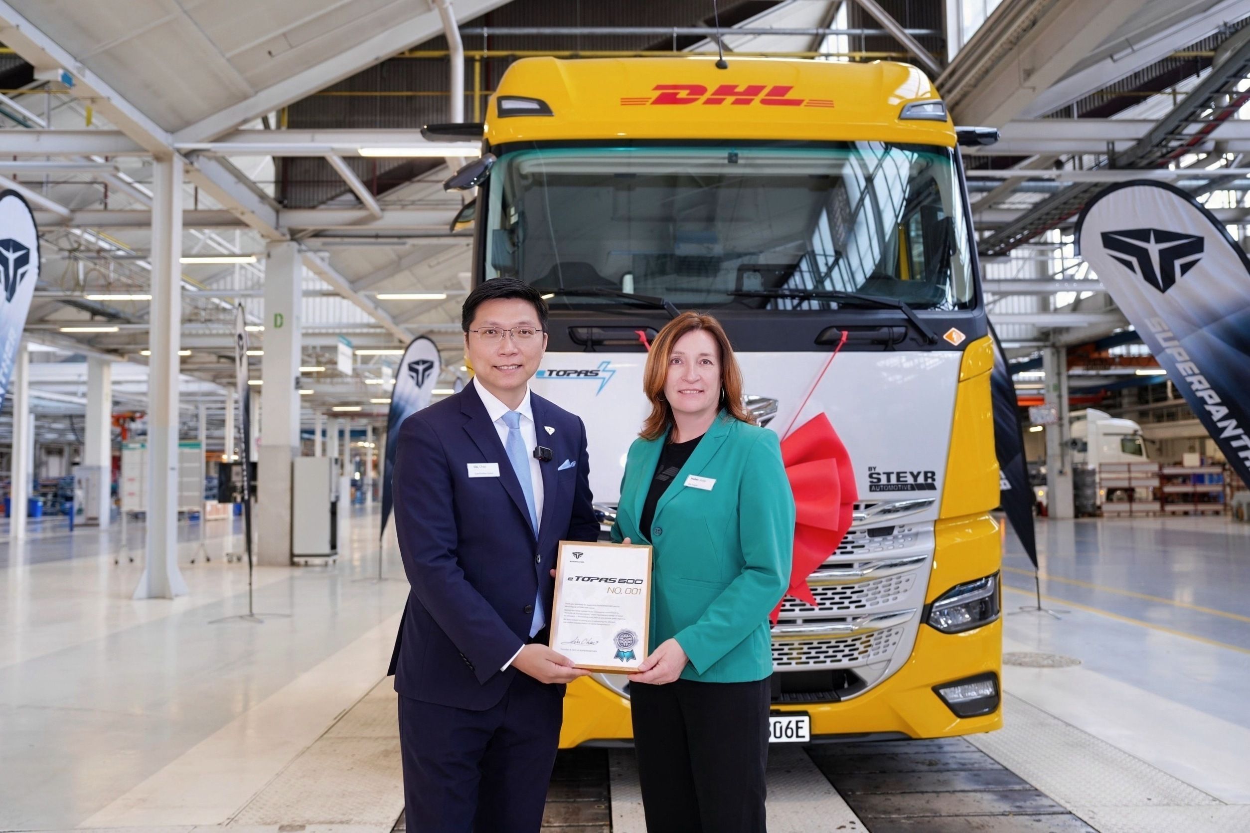 Superpanther e-Topas 600 an DHL Freight übergeben