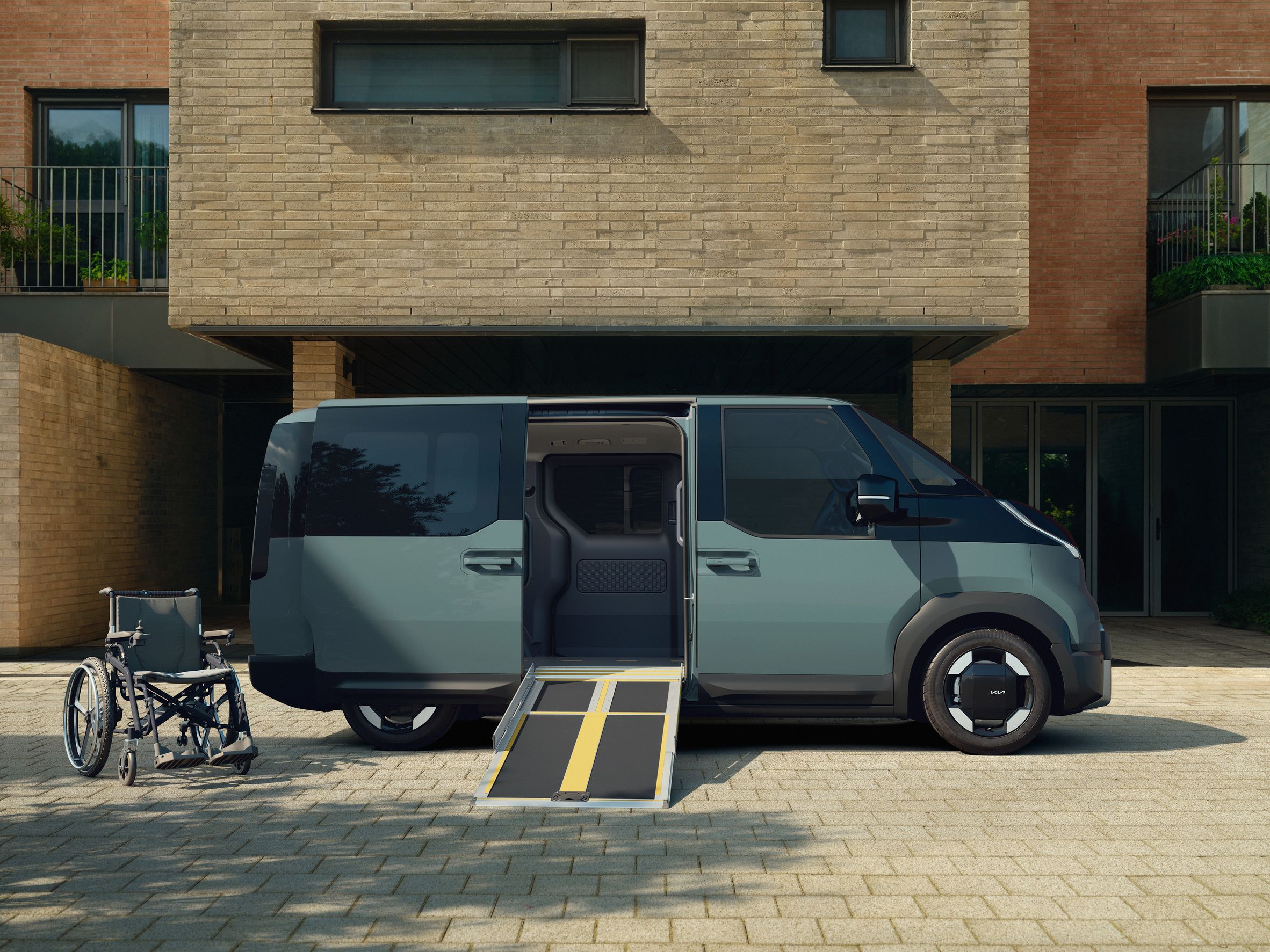 Kia PV5 WAV: Elektro-Kleinbus mit Seitenrampe