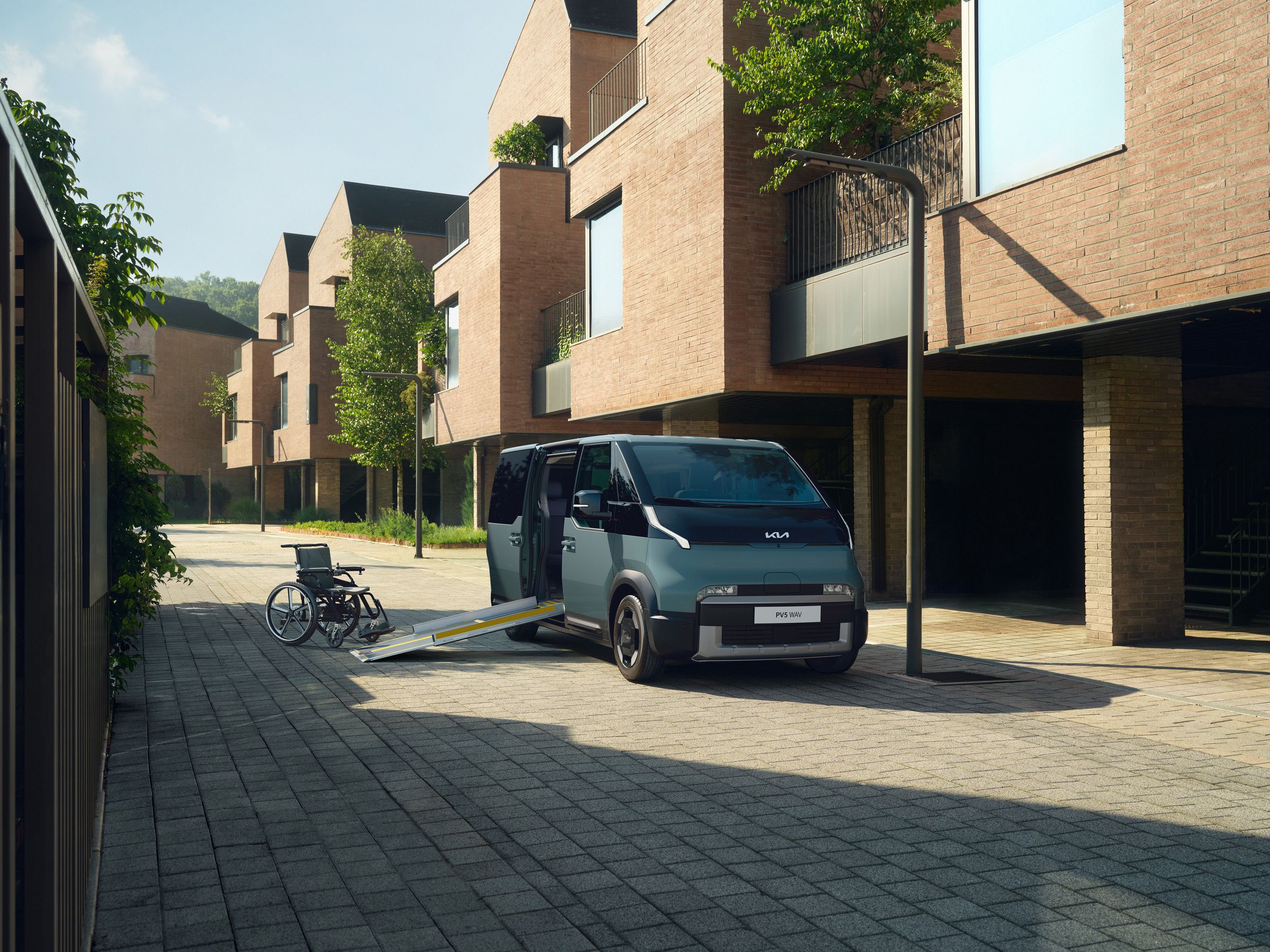 Kia PV5 WAV: Elektro-Kleinbus mit Seitenrampe
