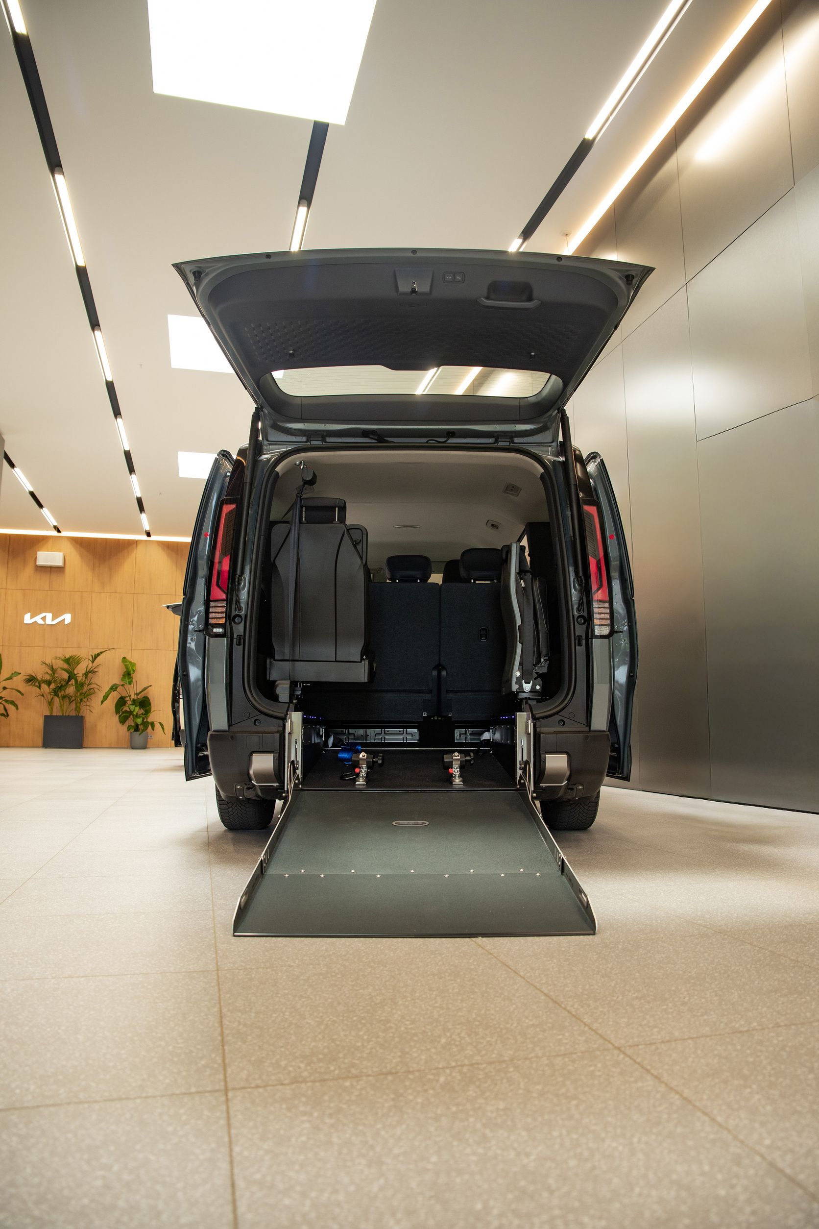 Kia PV5 WAV: Elektro-Kleinbus mit Seitenrampe