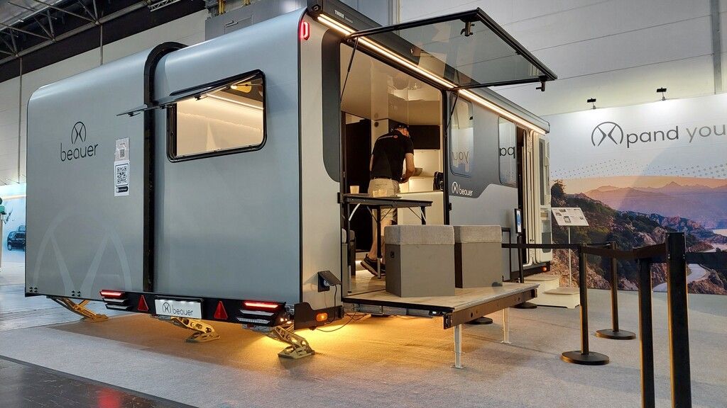 Das französische Unternehmen Beauer ist bekannt für Wohnwagen, die sich auf dem Campingplatz durch clevere Auszüge deutlich vergrößern lassen. Jüngster Coup ist der Familiencaravan Beauer X6, der zudem eine Klappterrasse bietet. Preis: ab 74.990 Euro.