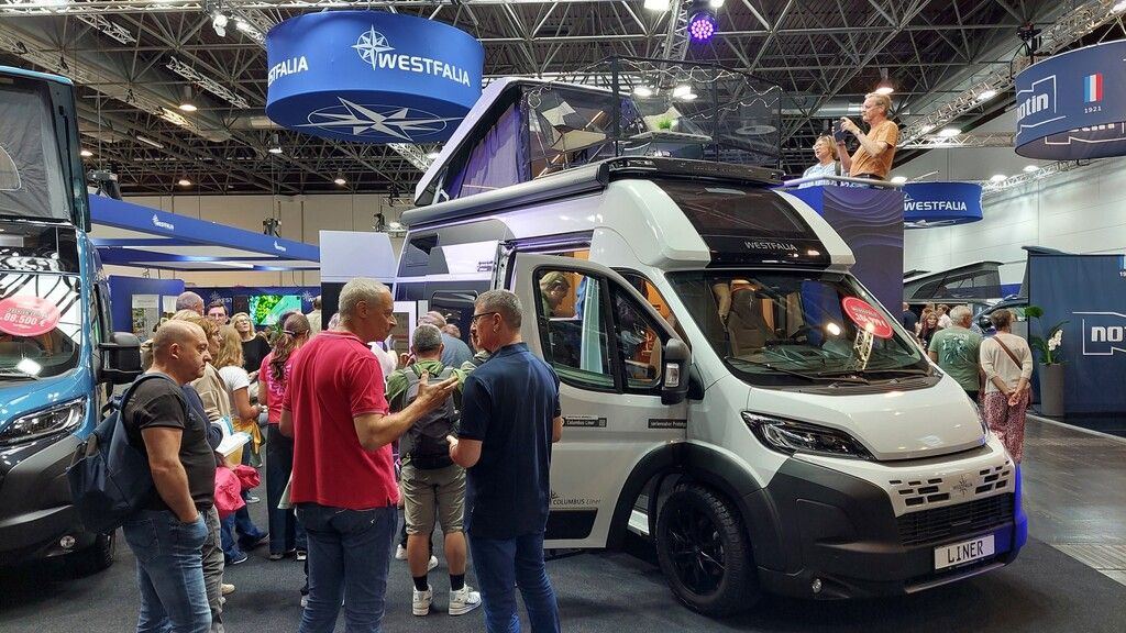 Die Firma Westfalia enthüllte in Düsseldorf das neue Modell Columbus Liner. Die Besonderheit des Campers auf Fiat-Ducato-Basis ist eine Dachterrasse, die über eine Treppe und durch eine Öffnung im Aufstelldach erreichbar ist. Das gab es so noch nie. Preis des Fahrzeugs: ab 104.999 Euro.