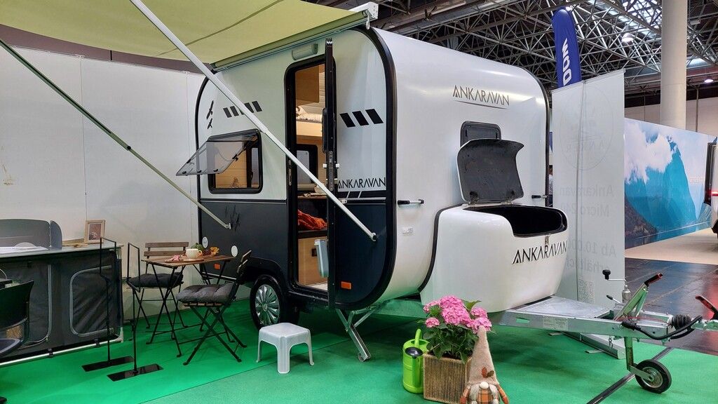 Die türkische Firma Ankaravan nimmt in diesem Jahr erstmals am Caravan Salon in Düsseldorf teil. Hingucker auf dem Messestand ist das bildhübsche Modell Mini 270, das auf kleinstem Raum alles Nötige für den Campingurlaub bietet. Preis: ab 10.800 Euro.