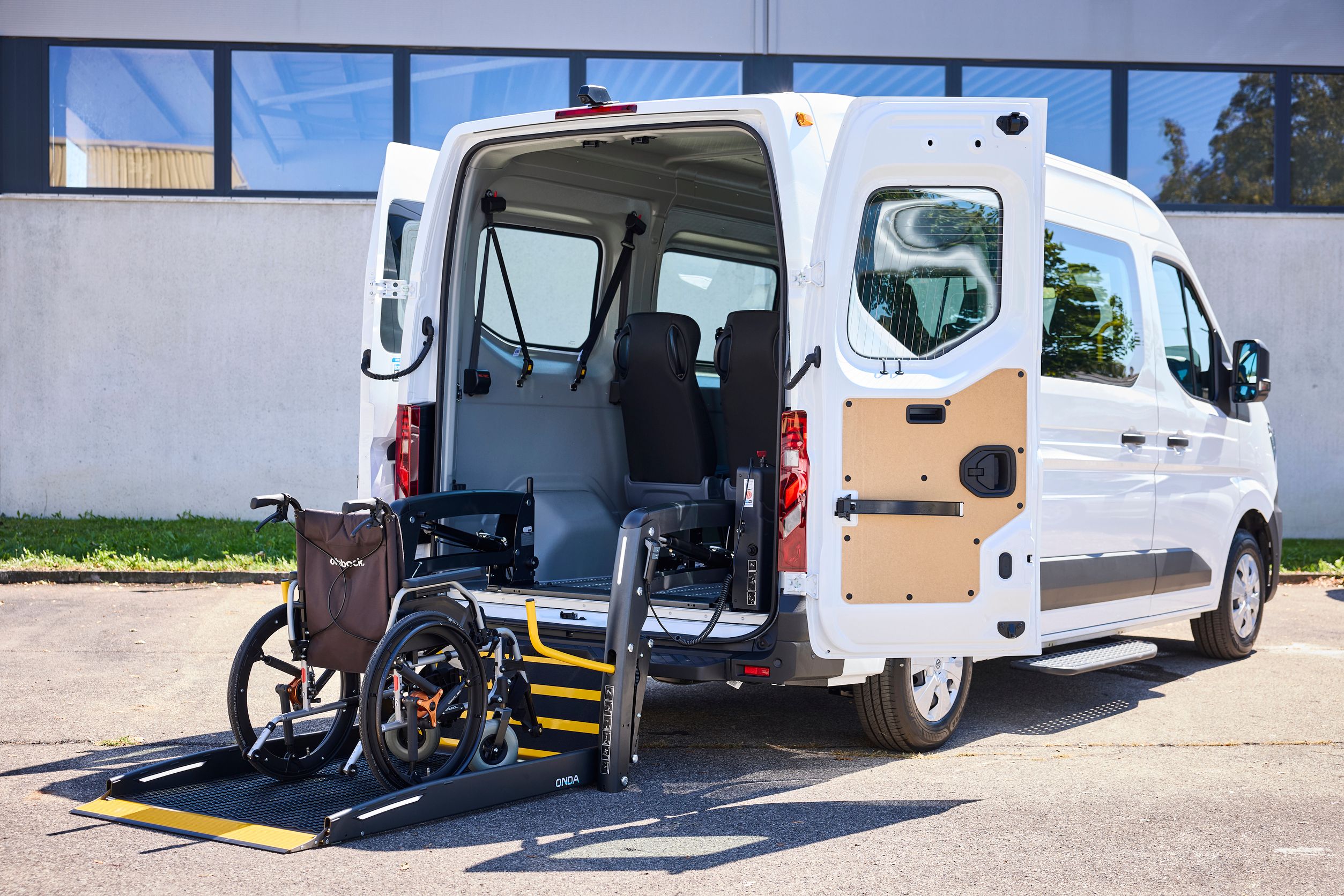 Nissan Interstar: Zwei Spezialumbauten für die IAA