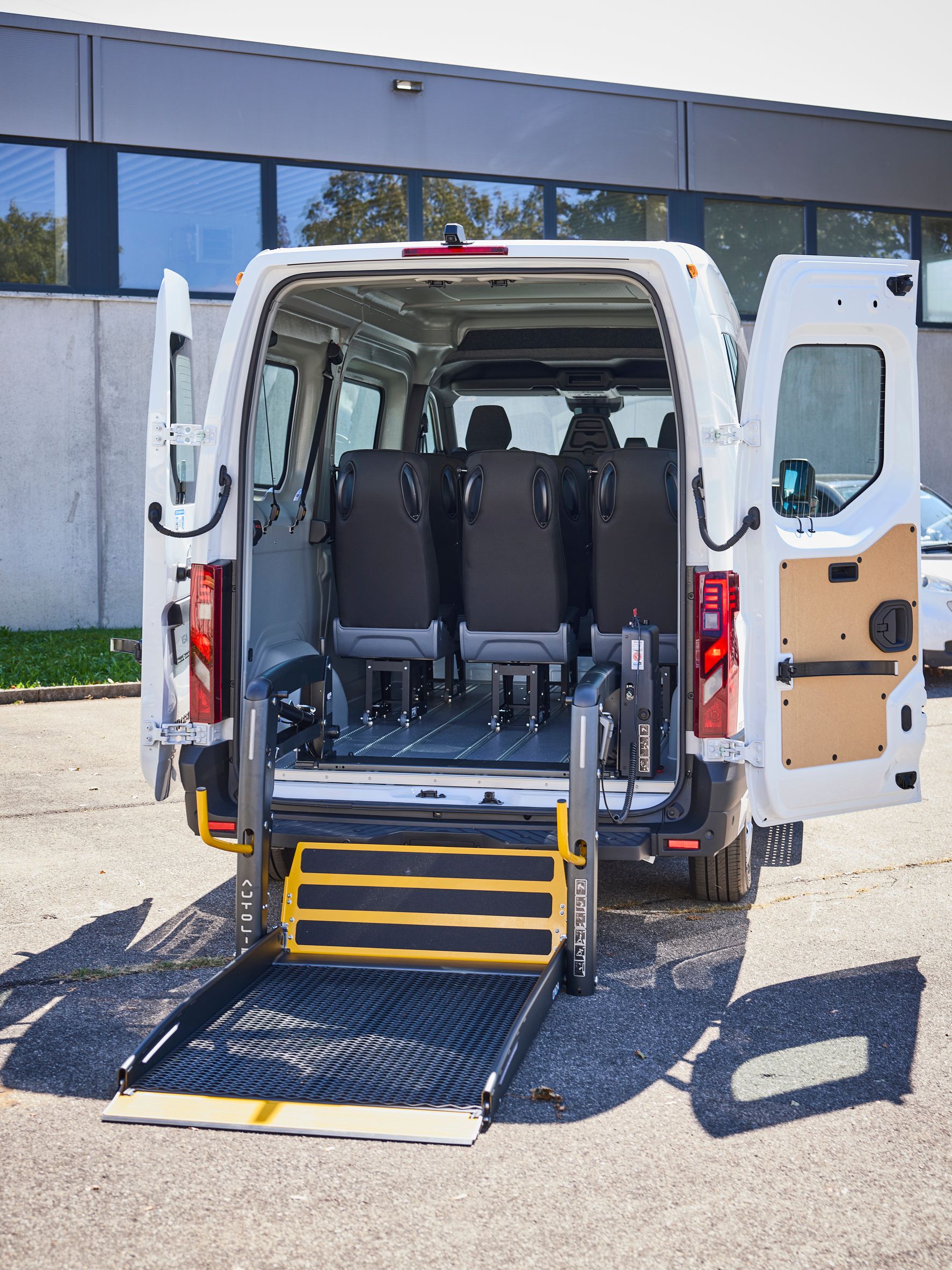 Nissan Interstar: Zwei Spezialumbauten für die IAA