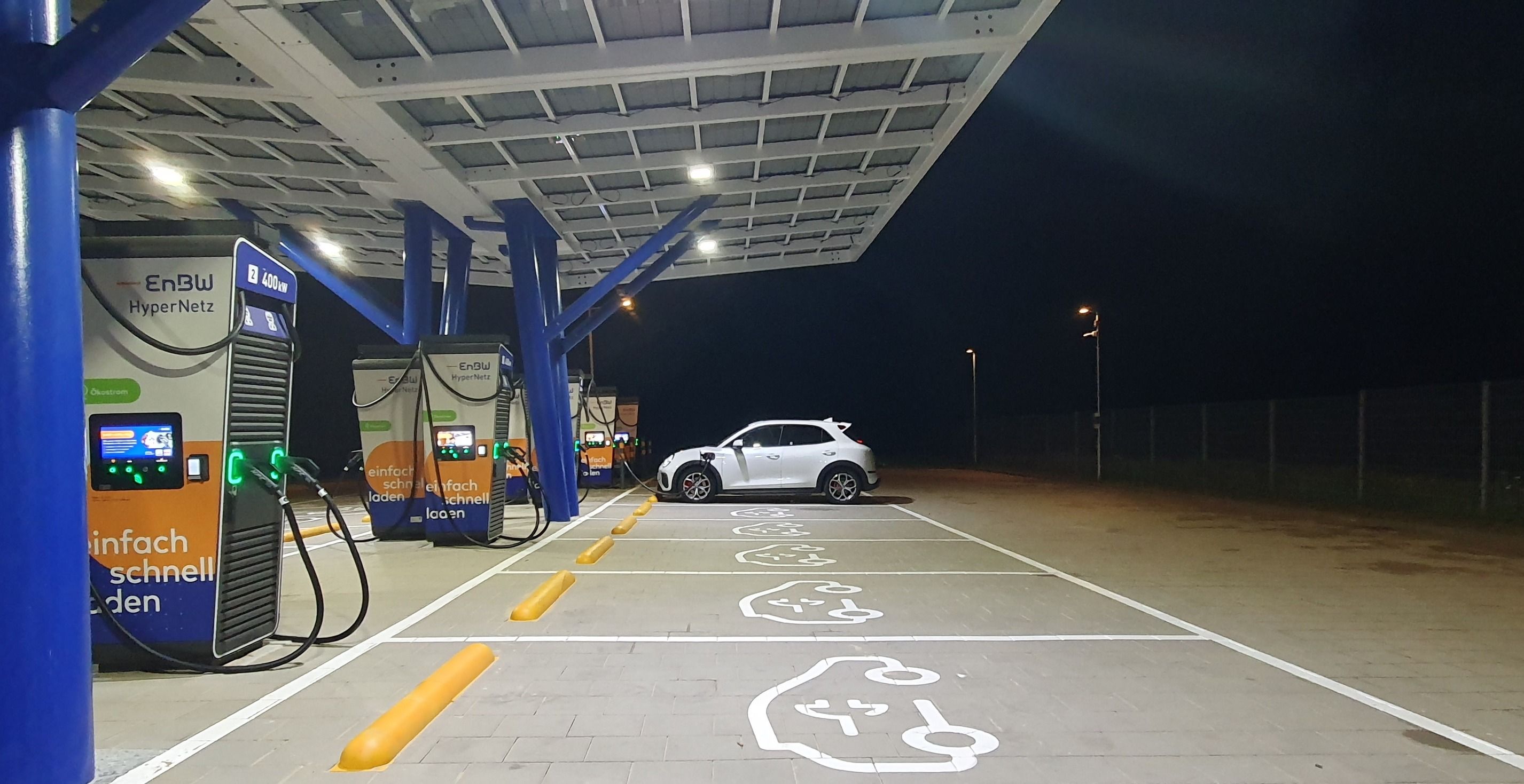 Elektroauto an einer öffentlichen Ladesäule