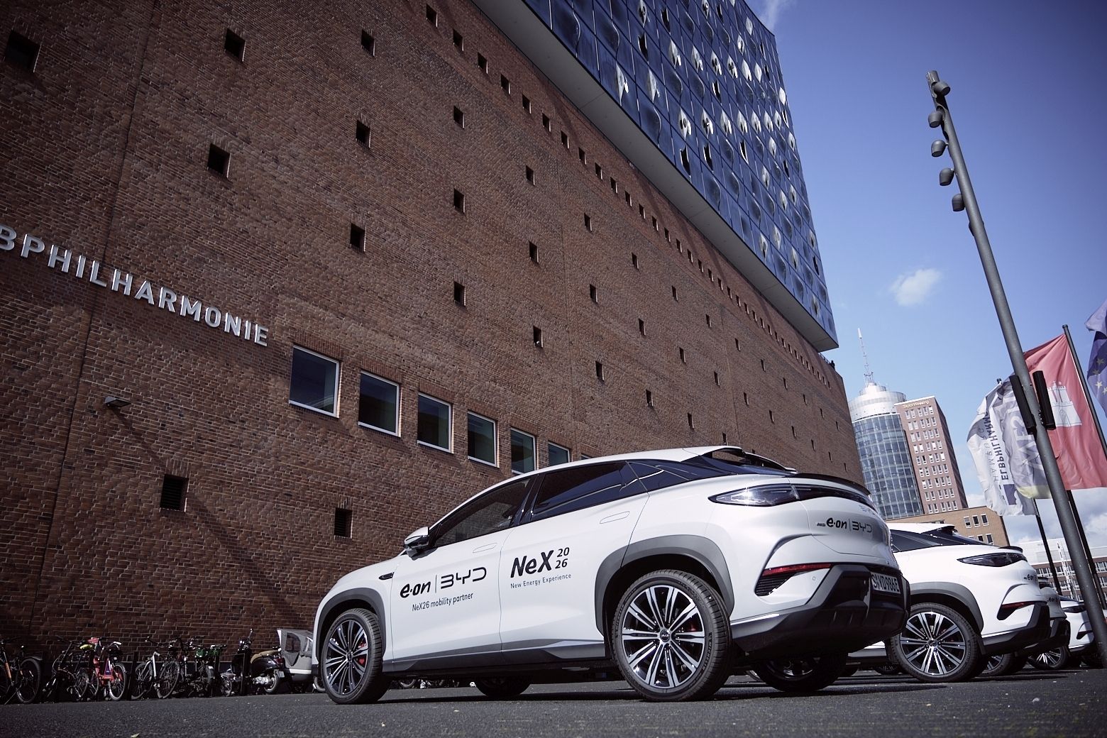 BYD Dolphin Surf bei der Vorstellung des Eon-Ladetarifs in der Hamburger Elbphilharmonie
