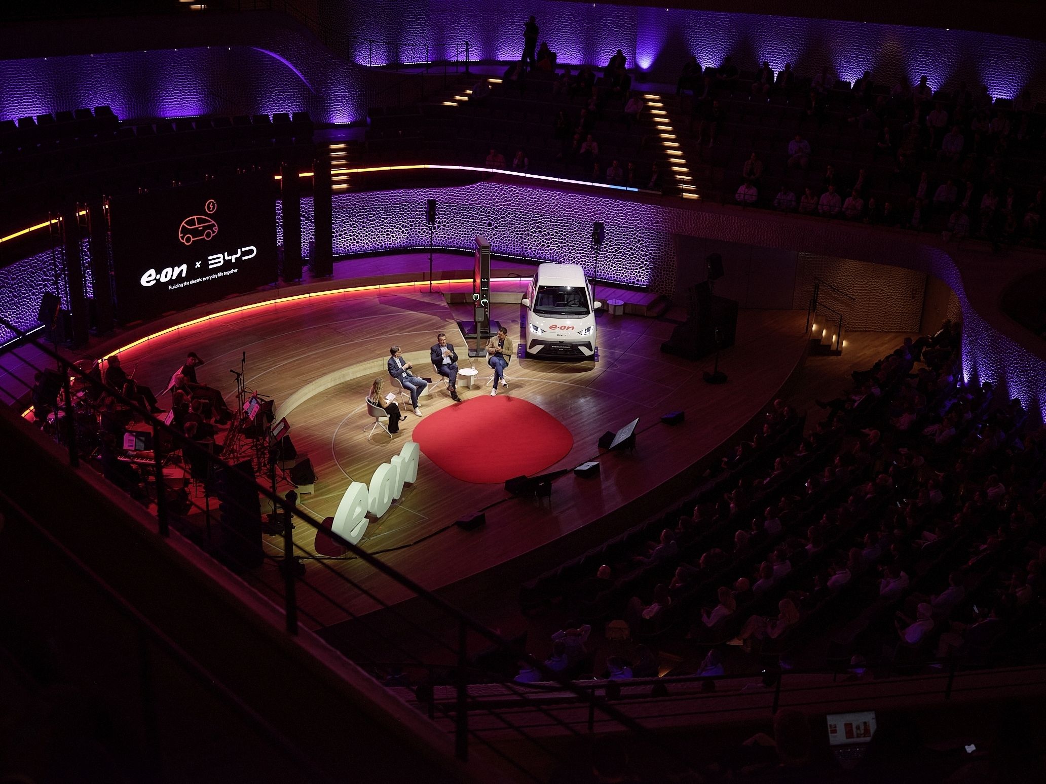 BYD Dolphin Surf bei der Vorstellung des Eon-Ladetarifs in der Hamburger Elbphilharmonie