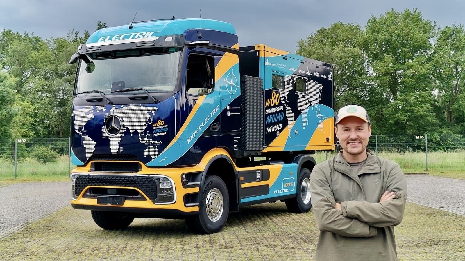Zum Expeditionsmobil umgebauter Mercedes-Benz e-Actros 600 auf Weltumrundung
