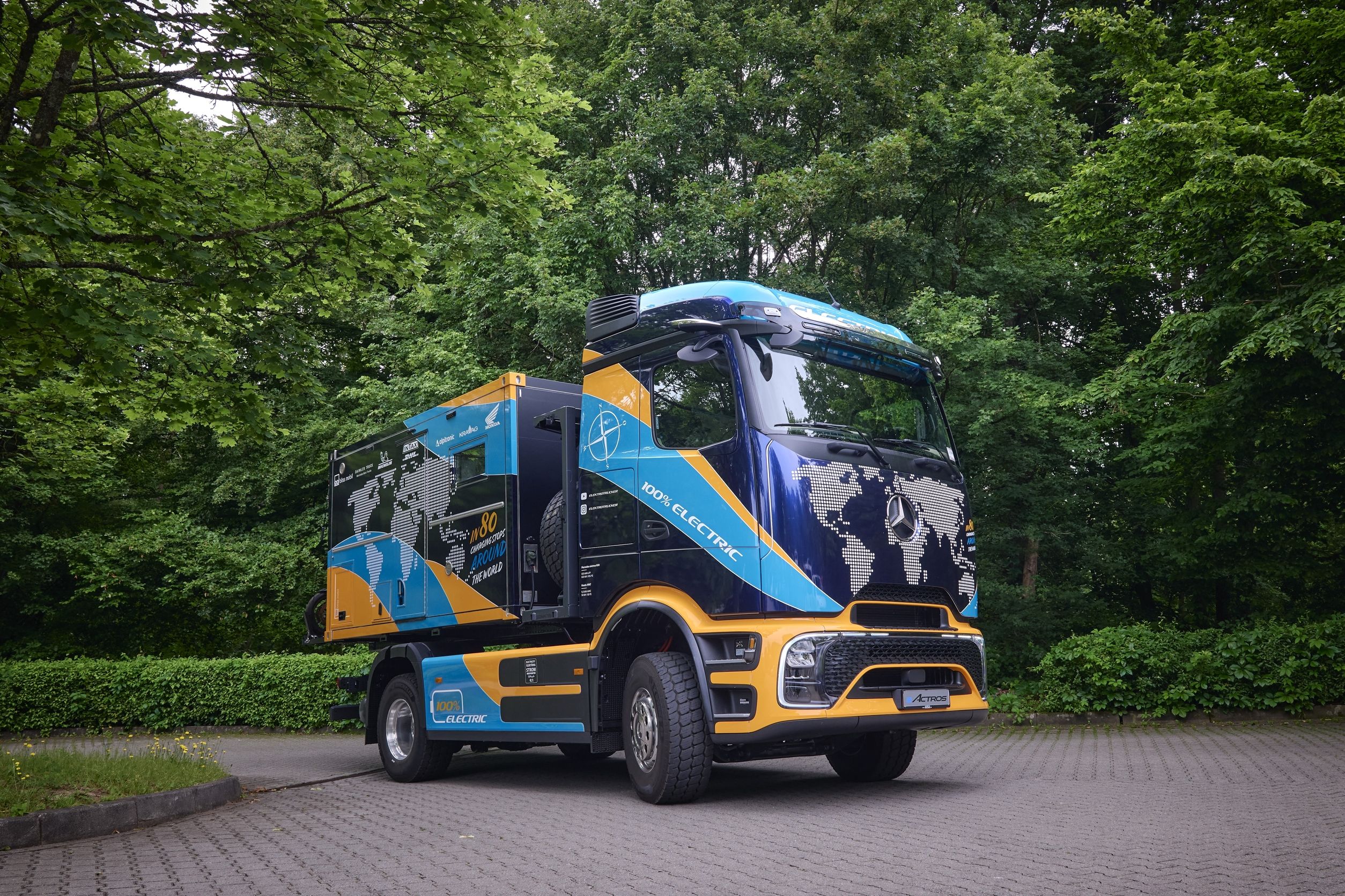 Zum Expeditionsmobil umgebauter Mercedes-Benz e-Actros 600 auf Weltumrundung